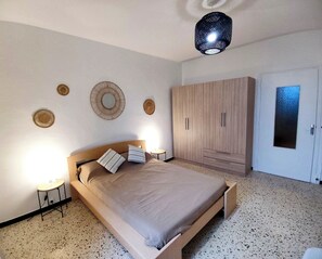 3 bedrooms, iron/ironing board, travel crib, free WiFi - Lovely big house in Stone - closed by the rivers (Saint-Alban-Auriolles)