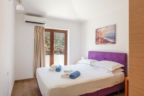 3 bedrooms, iron/ironing board, travel crib, free WiFi - Sea views, short drive to the beach and shops! (Agios Nikolaos)