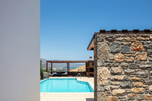 Sea views, short drive to the beach and shops!