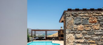 Sea views, short drive to the beach and shops!