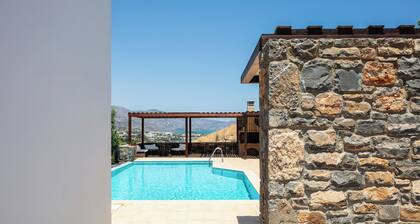 Sea views, short drive to the beach and shops!