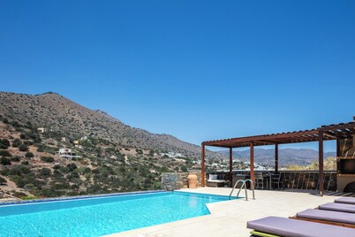 Sea views, short drive to the beach and shops!