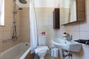 Combined shower/bathtub, hair dryer, towels