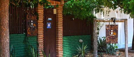 A rustic wooden gate with a sign reading "Chale Creoulo."