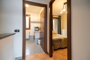 2 slaapkamers, een bureau, een strijkplank/strijkijzer, reisbedje