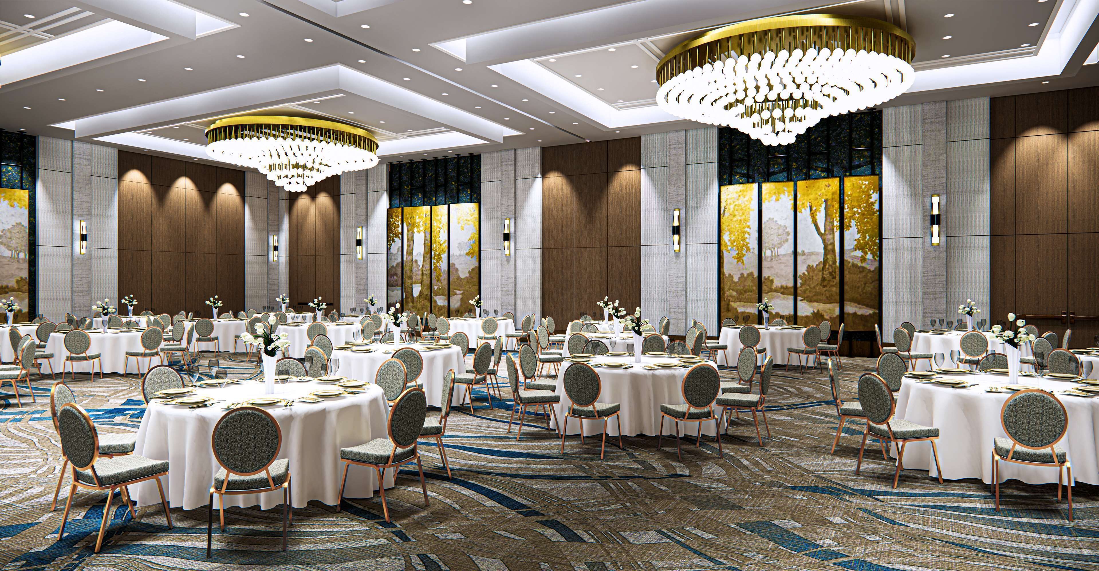Un salón de banquetes con mesas redondas, sillas y candelabros.