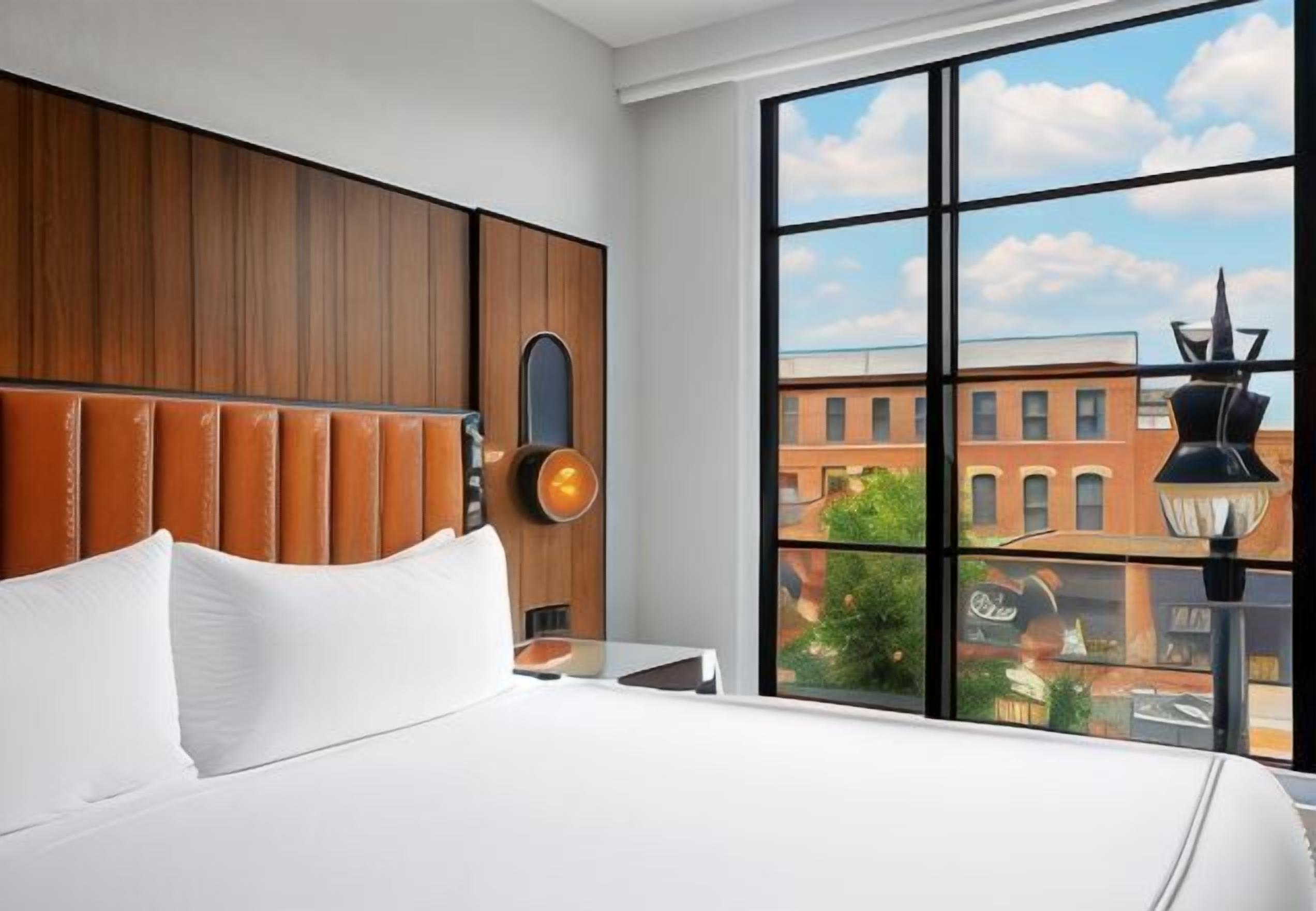 Luxe beddengoed, Tempur Pedic-bedden, een kluis op de kamer, een bureau