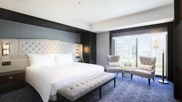 Executive Suite King, High Floor (Lounge Access) | Hypo-allergenic bedding, down comforters, in-room safe, blackout drapes