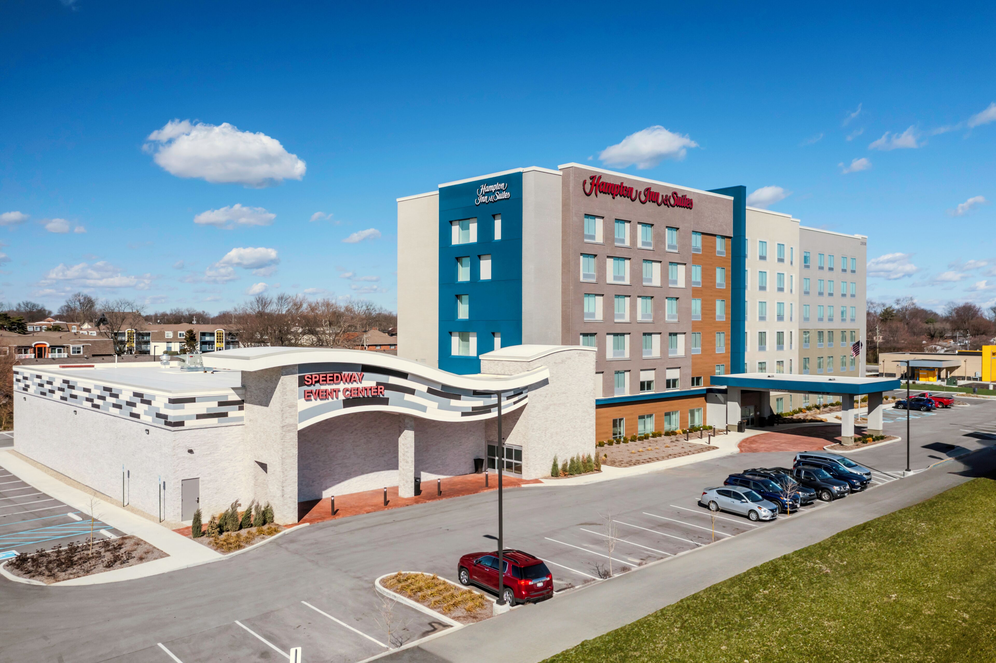 Un hotel con un centro de eventos Speedway y un Hampton Inn & Suites.