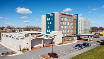 Egy hotel, melyben található egy Speedway rendezvényközpont és egy Hampton Inn & Suites szálloda.