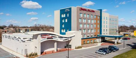 Un hotel con un centro de eventos Speedway y un Hampton Inn & Suites.