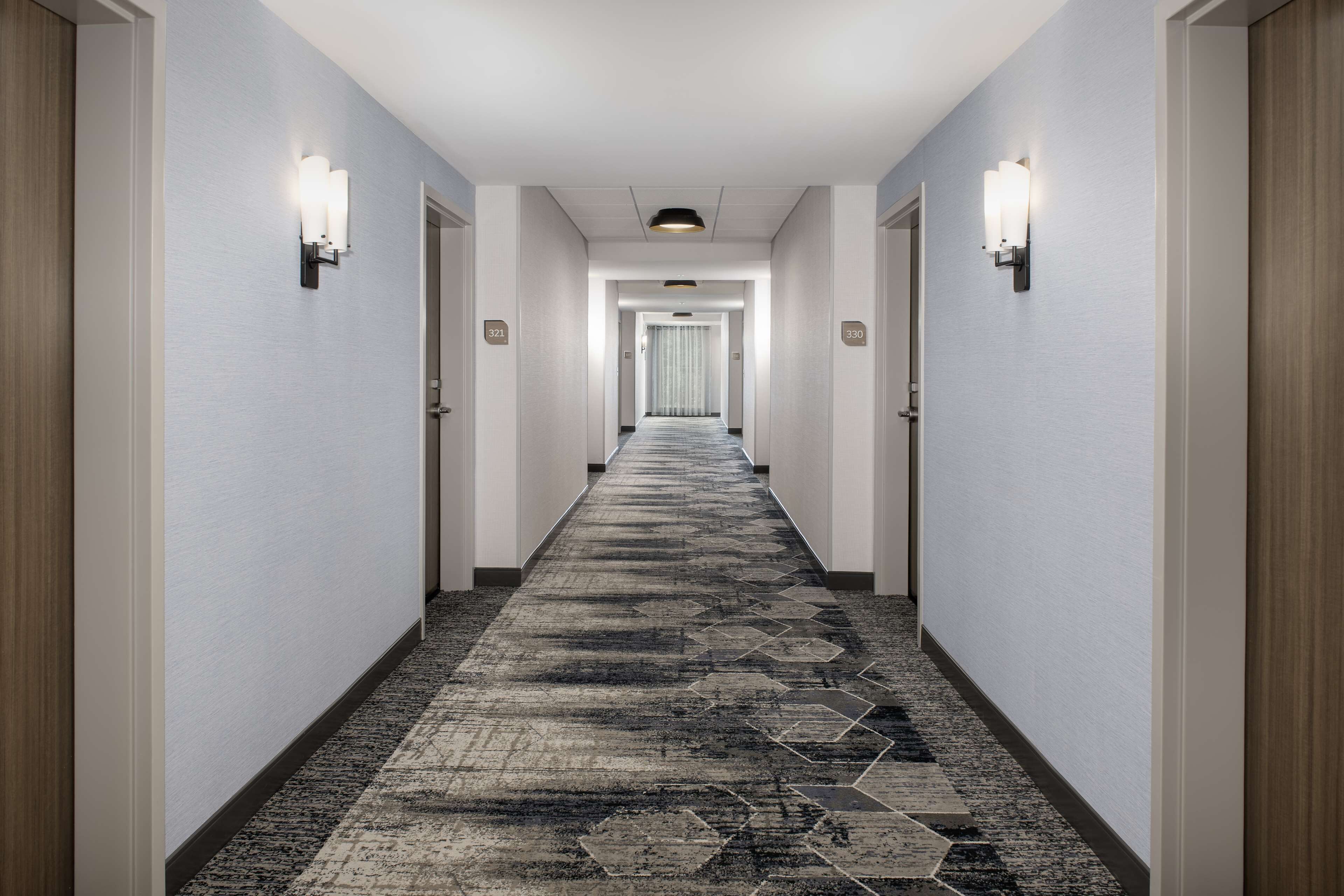 Allergivenligt sengetøj, pengeskab på værelset, skrivebord