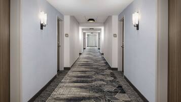 Literie hypoallergénique, coffres-forts dans les chambres, bureau