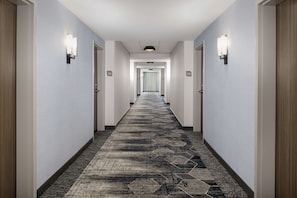 Ropa de cama hipoalergénica y caja de seguridad en la habitación