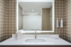 Combined shower/tub, free toiletries, hair dryer, towels