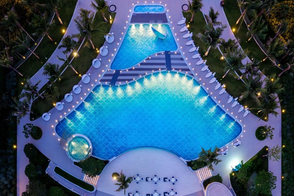 3 outdoor pools