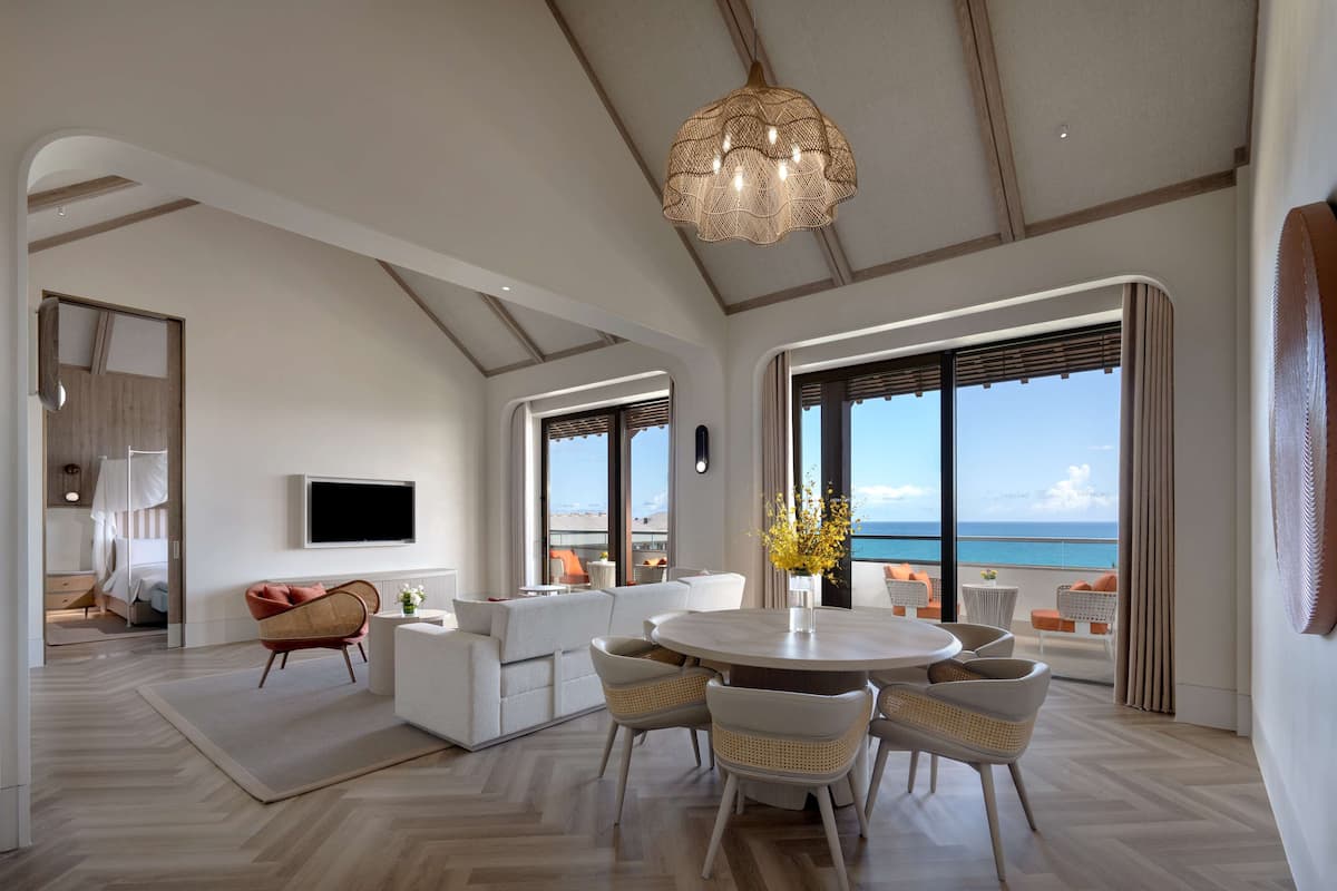 Premium Suite, 1 King Bed, Ocean View | Living area
