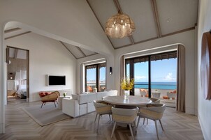 Premium Suite, 1 King Bed, Ocean View | Living area