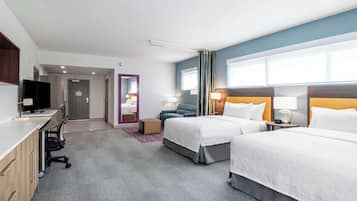 Una scrivania, ferro/asse da stiro, culle/letti per bambini (gratuiti)