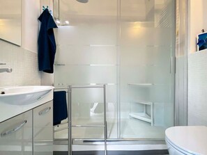 Bruser, hårtørrer, bidet, håndklæder