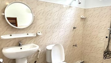 Kahden hengen deluxe-huone, 1 keskisuuri parisänky | Kylpyhuone