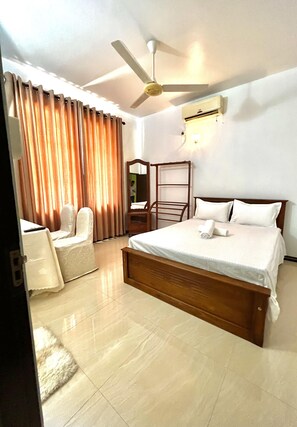 华丽双人房, 1 张大床 | 办公桌