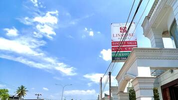 Vista frontal de la propiedad