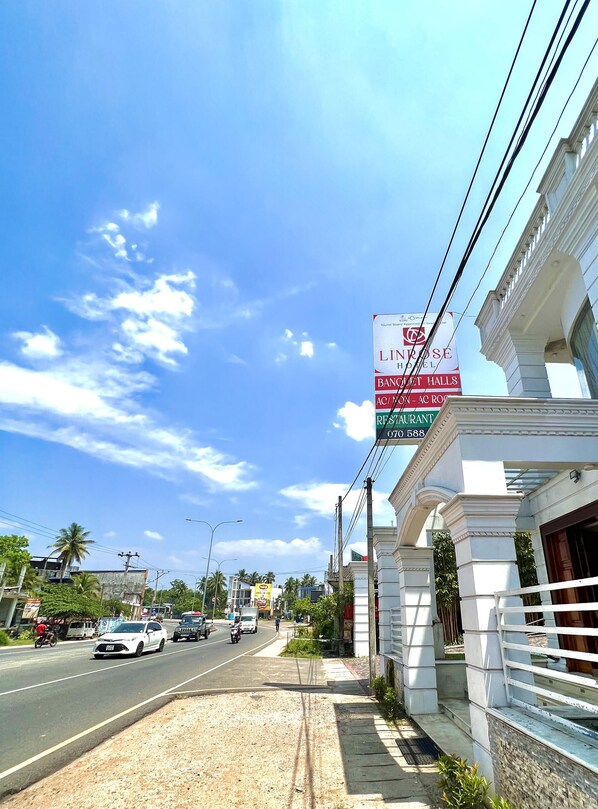 Vista frontal de la propiedad