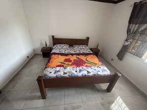 3 bedrooms, iron/ironing board, free WiFi, bed sheets - 3 beds 3 bathrooms 5mins from turntable , close to few corner shops and beaches (Brufut)