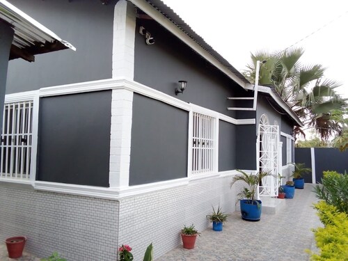 3 beds 3 bathrooms 5mins from turntable , close to few corner shops and beaches