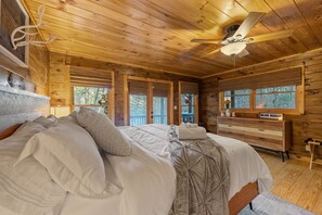 4 Schlafzimmer, Schreibtisch, Reisekinderbett, WLAN