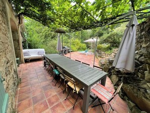 Outdoor dining - Le Moulin, house 360 m2 property with swimming pool (Villeneuvette)