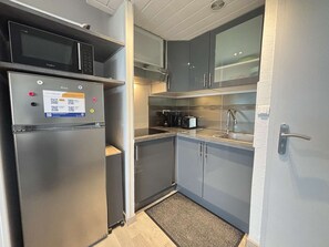 Fridge, microwave, coffee/tea maker, toaster