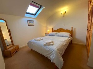 3 habitaciones, tabla de planchar con plancha y cuna de viaje 