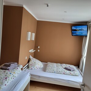 2 habitaciones, tabla de planchar con plancha y cuna de viaje