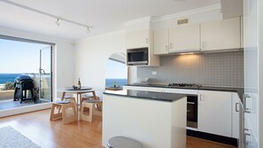 Fridge, microwave, oven, stovetop - Ocean-view Clovelly ISYD (Clovelly)