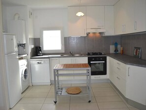 Fridge, microwave, oven, stovetop - Charming Ground-Floor Apartment with Terrace, Steps from Oceanides Beach, Capbreton (Capbreton)