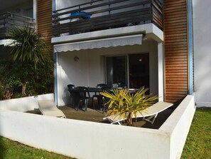 Outdoor dining - Charming Ground-Floor Apartment with Terrace, Steps from Oceanides Beach, Capbreton (Capbreton)