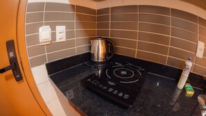 Geladeira, micro-ondas, chaleira elétrica, torradeira