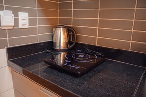 Geladeira, micro-ondas, chaleira elétrica, torradeira