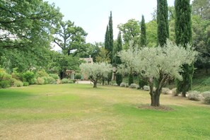 المنطقة المحيطة بالمنشأة