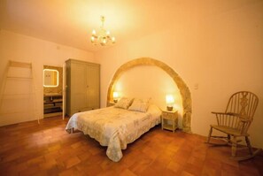 2 عدّة غرف نوم ومكواة/لوح كي وسرير سفر وواي فاي مجانًا