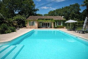 حمّام سباحة خارجي