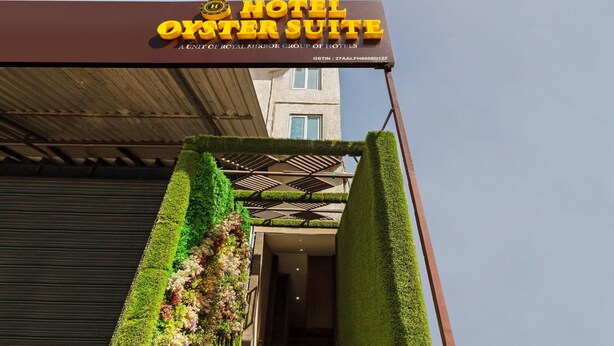 Un letrero de hotel con el nombre 'OYSTER SUITE' y un logotipo.