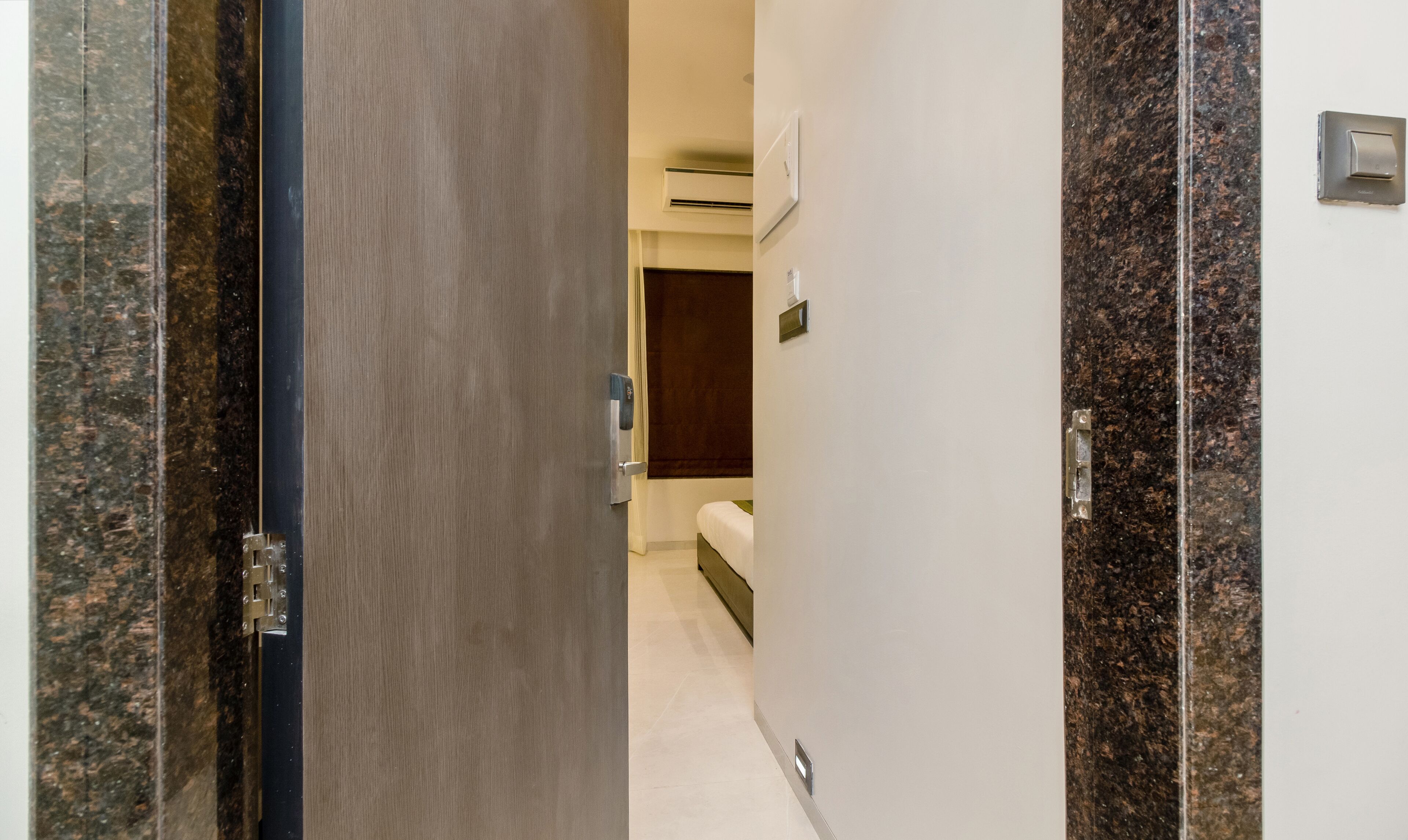 Deluxe Room | Bathroom | Shower, rainfall showerhead, towels