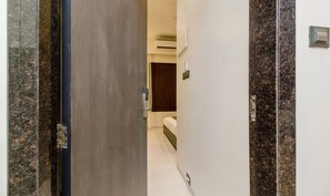 Ducha, cabezal de ducha tipo lluvia, toallas