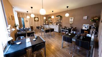 Petit déjeuner buffet (11 EUR par personne)