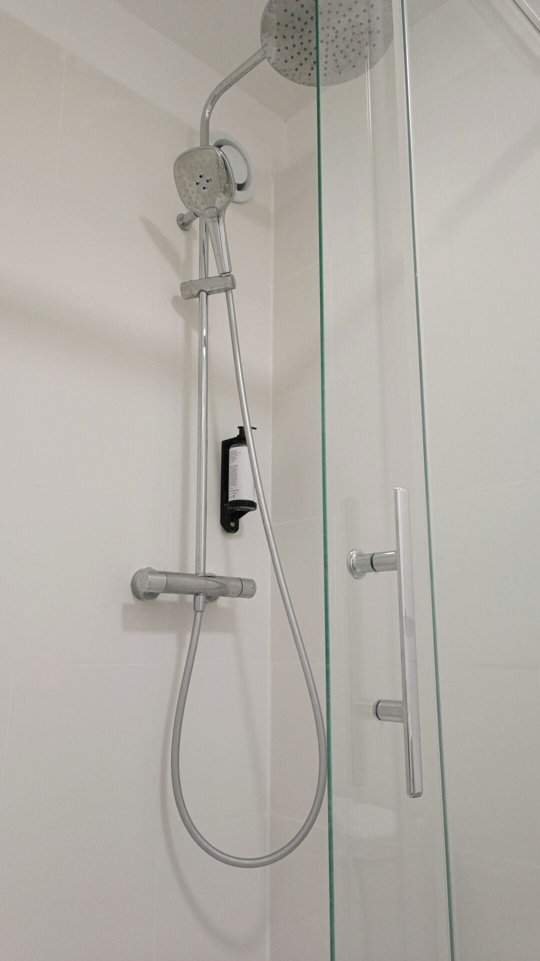 Douche, articles de toilette gratuits, sèche-cheveux