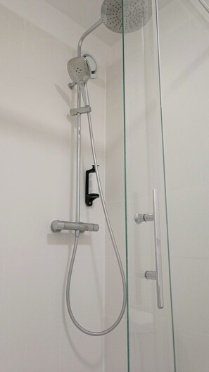 Een douche, gratis toiletartikelen, een haardroger, handdoeken