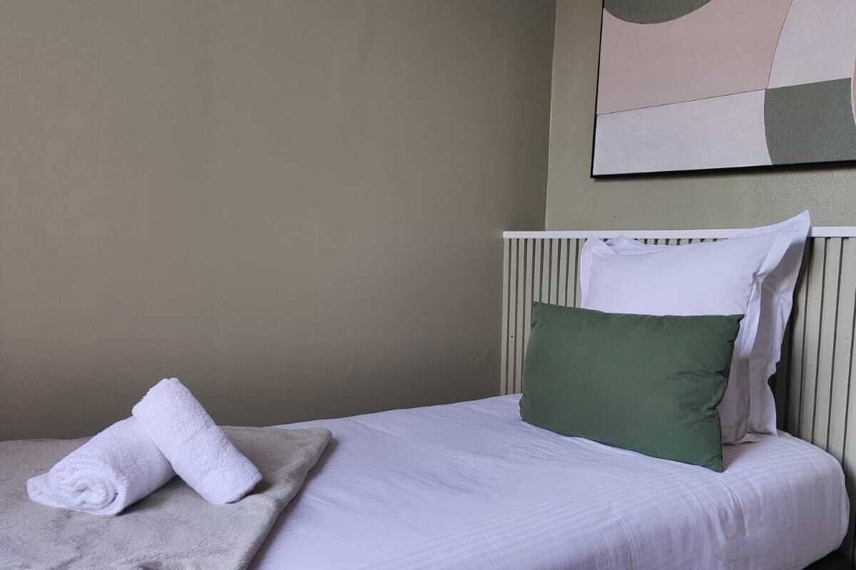 Quarto econômico, 1 cama de solteiro | Quartos à prova de som, Wi-Fi de cortesia, roupa de cama